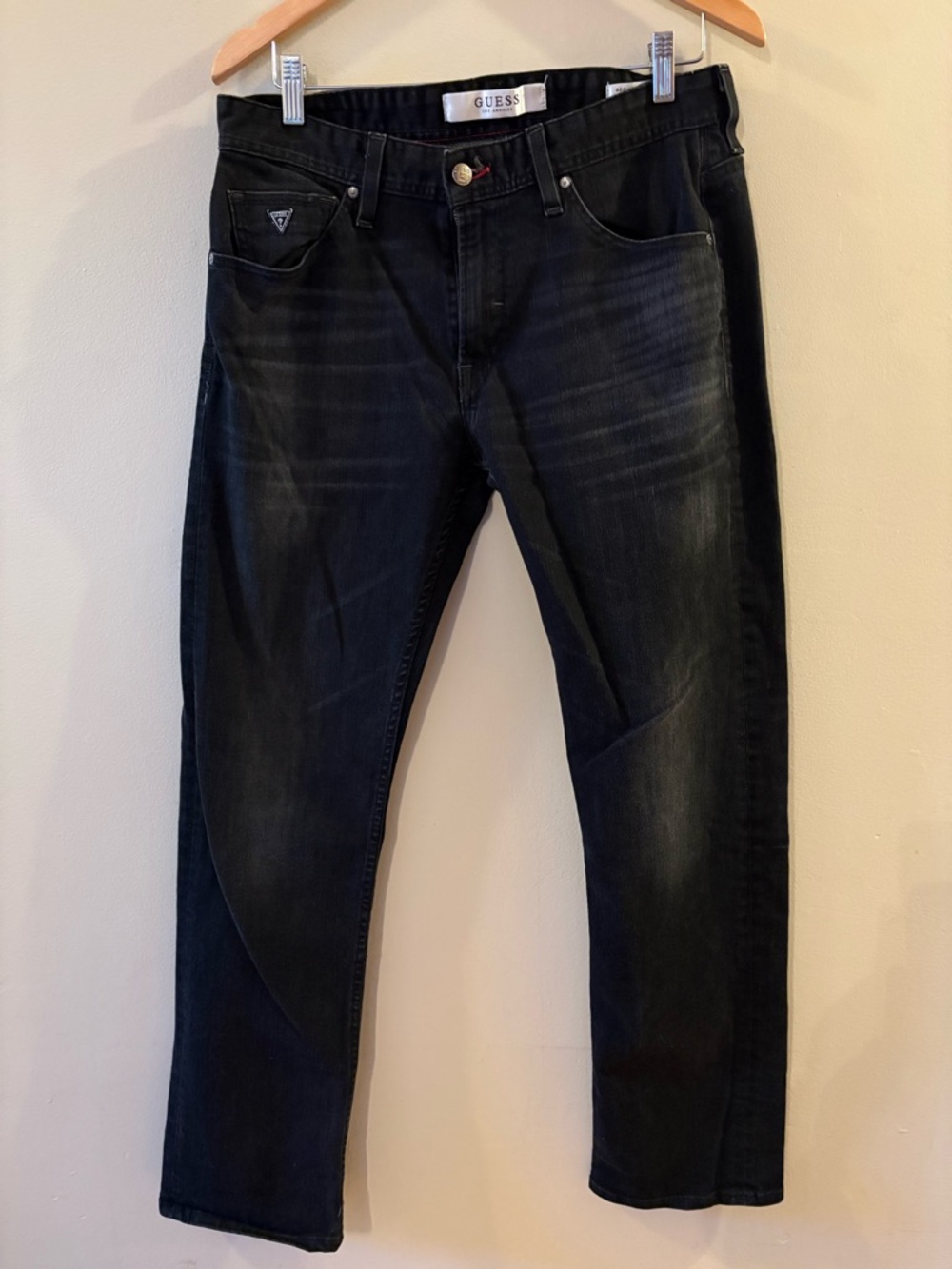 GUESS Men's Black Slim Straight Jeans, has subtle whiskering, Sz 32.